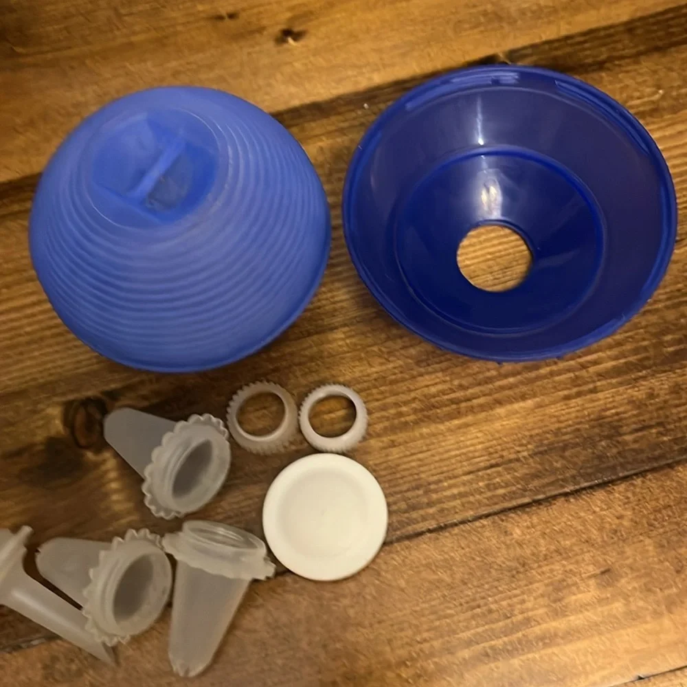 Tupperware cake decorating kit
